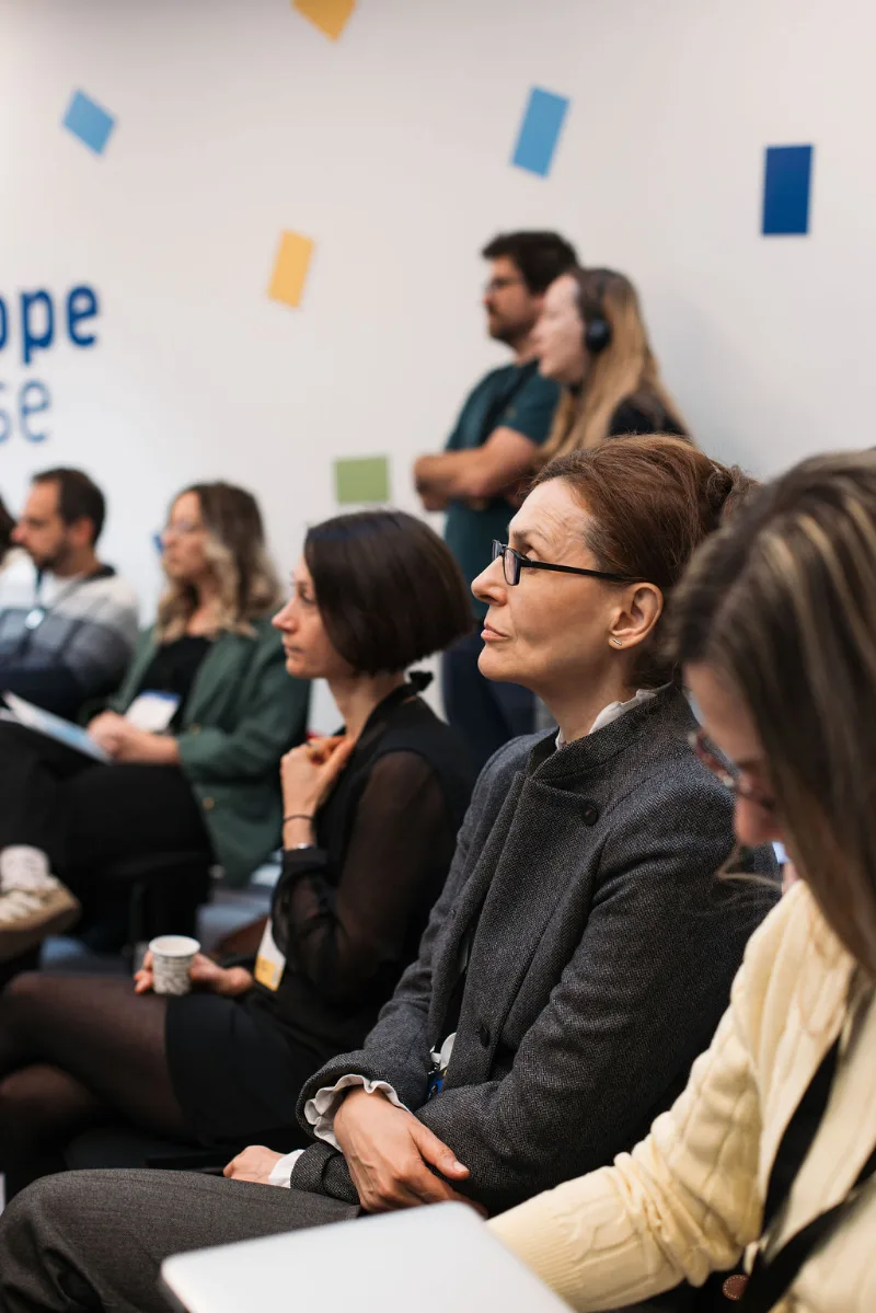 Participants following the conference discussion