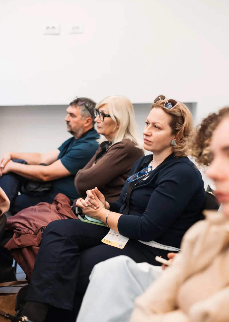Participants following the conference discussion