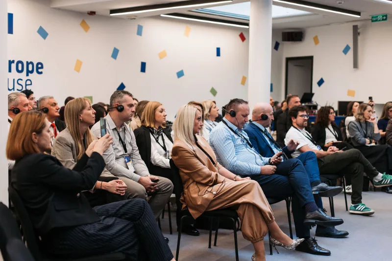 Participants following the conference discussion