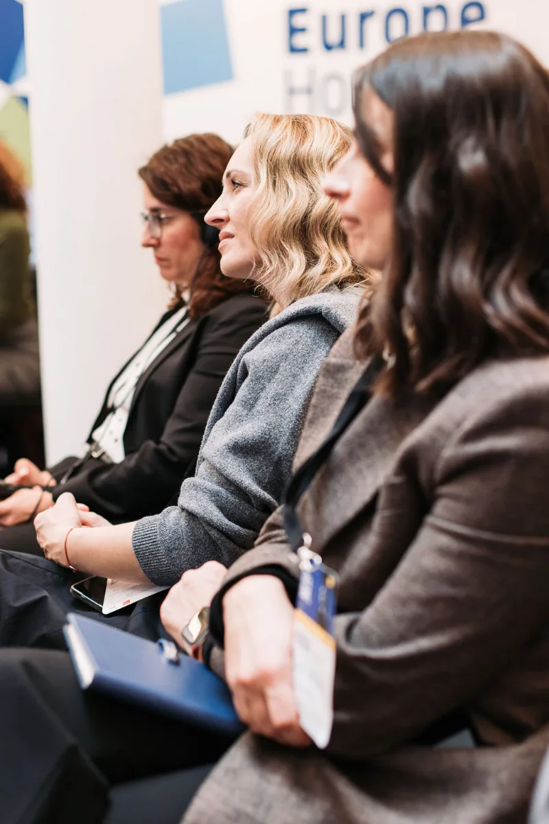 Participants following the conference discussion